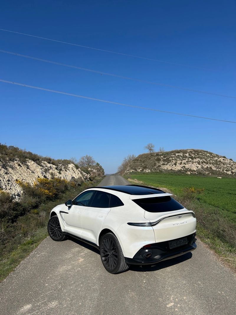 Aston Martin DBX 2020 - foto 1