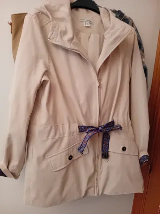 Trenca beige entretiempo con cinturón