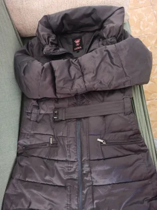 Abrigo gris acolchado con cinturón.  Marca Leska.