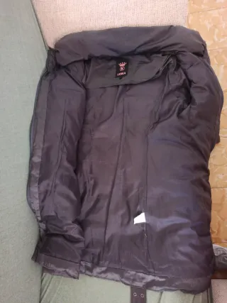 Abrigo gris acolchado con cinturón.  Marca Leska.