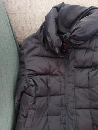 Abrigo gris acolchado con cinturón.  Marca Leska.