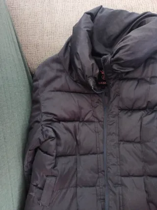 Abrigo gris acolchado con cinturón.  Marca Leska.