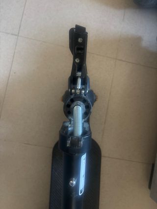 Patín Eléctrico Negro con Detalles Verdes