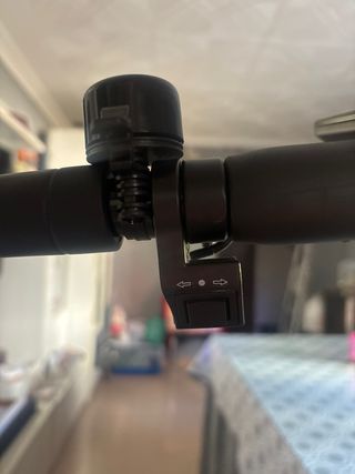 Patín Eléctrico Negro con Detalles Verdes