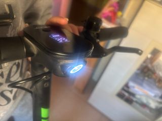 Patín Eléctrico Negro con Detalles Verdes