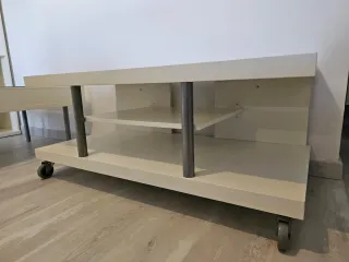 Mesa TV con ruedas - Práctica y en buen estado