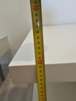 Mesa TV con ruedas - Práctica y en buen estado