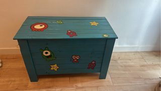Baúl infantil de madera pintado