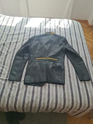 Americana negra con detalles dorados