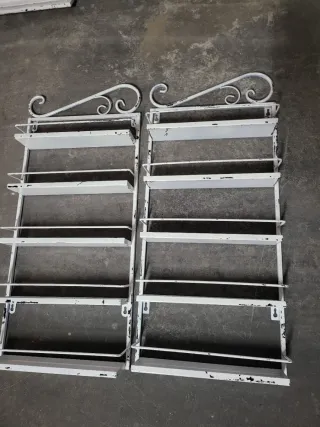 Estantería metálica blanca