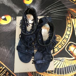 Sandalias tacón azul marino con flecos