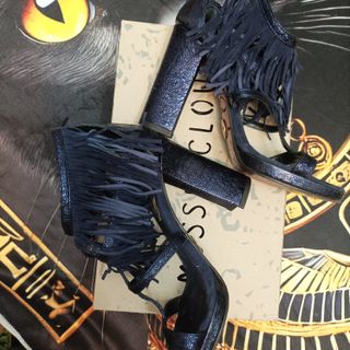 Sandalias tacón azul marino con flecos