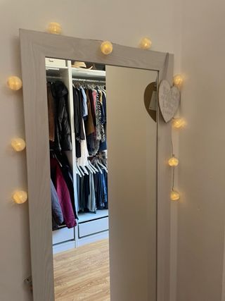 Espejo de cuerpo entero con marco de madera