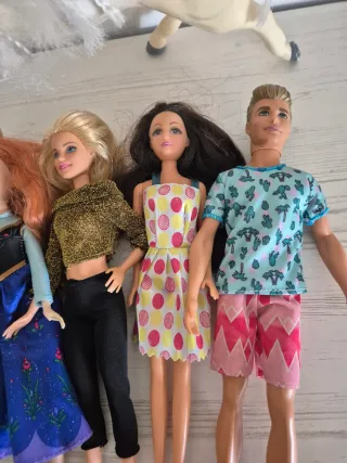 Lote de 5 Muñecas y Caballo