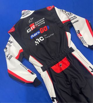 Traje carreras F1 Fórmula 1 2026 Ferrari Red Bull