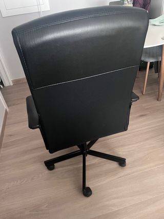 Silla de oficina negra con ruedas