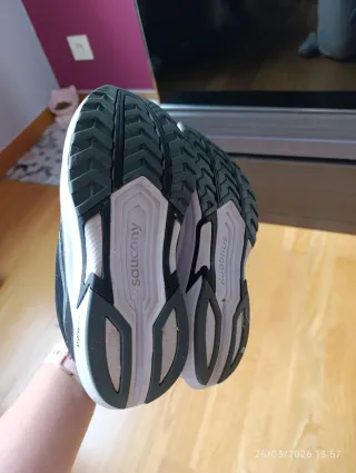 Zapatillas Saucony Negras y Plateadas