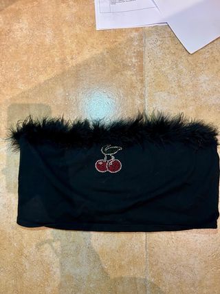 Top Negro con Adorno de Cerezas Brillantes y Pluma