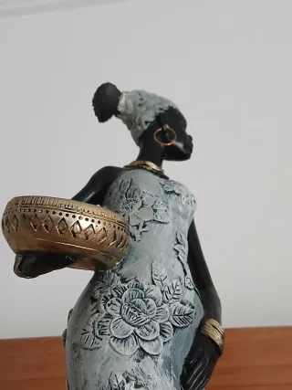 Figura africana mujer con cuenco