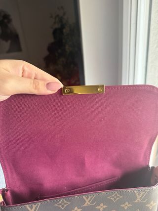Borsa marrone con catenina non autentica