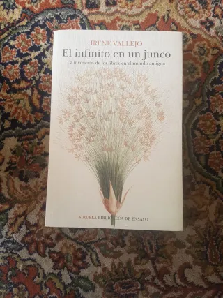 El infinito en un junco: La invención de los li...