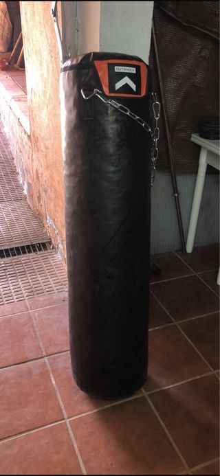 Banco de gimnasio con polea y pesas