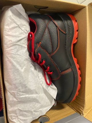 Botas de seguridad negras y rojas T37