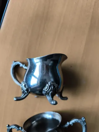 Coppia zuccheriera e lattiera in metallo