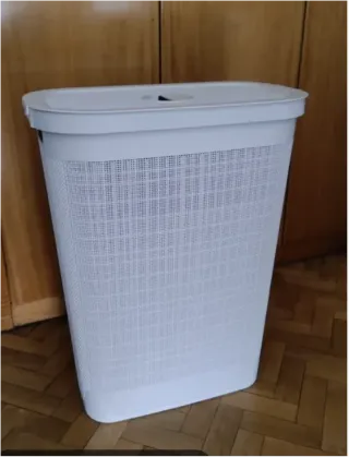 Cesto de ropa blanco con tapa