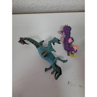Dinosaurio y caballito de mar de juguete