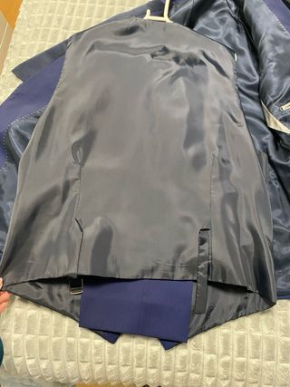 Traje de novio azul con corbata