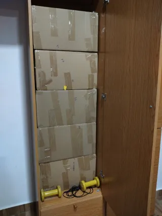 Armario de madera color beige y marrón