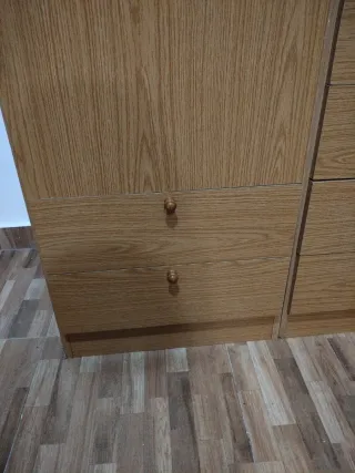 Armario de madera color beige y marrón