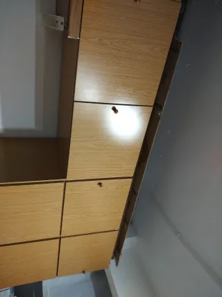 Armario de madera color beige y marrón