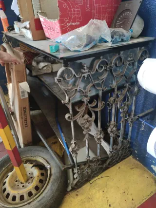 Mesa de cristal y metal