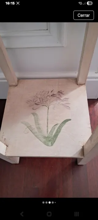 Mesita auxiliar madera maciza pintada a mano.