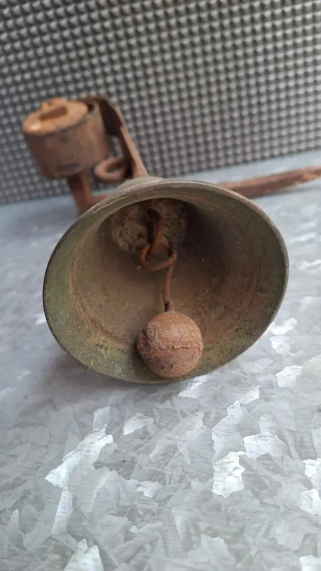 Campanilla antigua de puerta