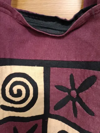 Bolsa de tela morada con diseño
