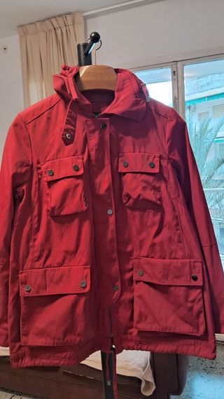 Chaqueta roja con bolsillos