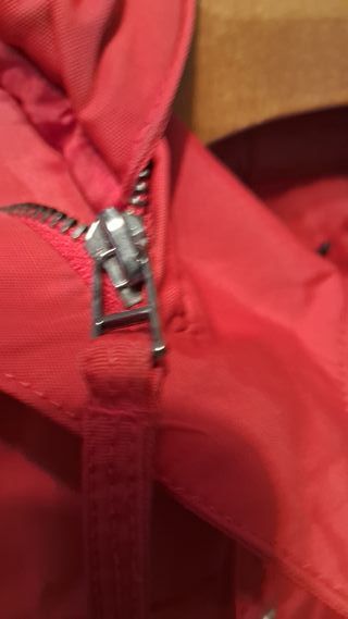 Chaqueta roja con bolsillos