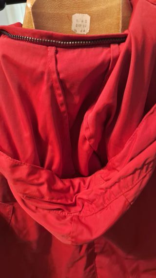 Chaqueta roja con bolsillos