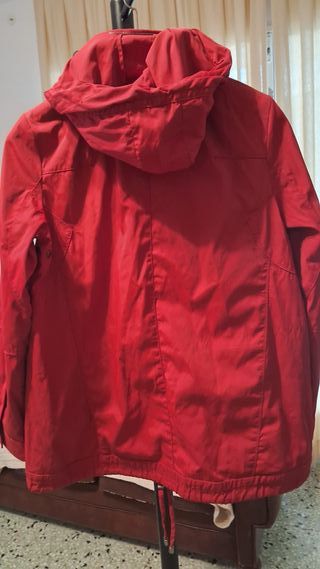Chaqueta roja con bolsillos