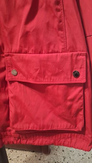 Chaqueta roja con bolsillos