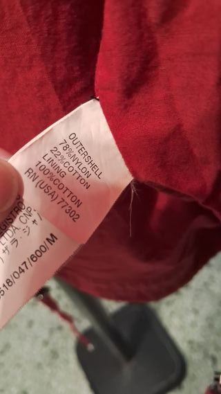 Chaqueta roja con bolsillos