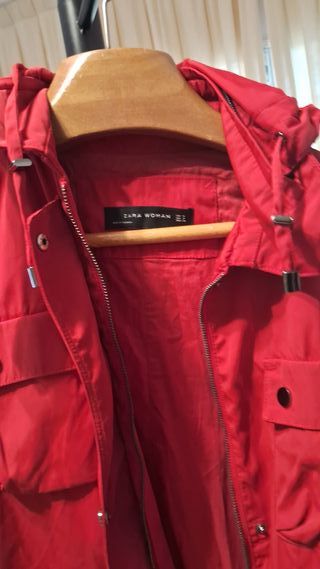 Chaqueta roja con bolsillos