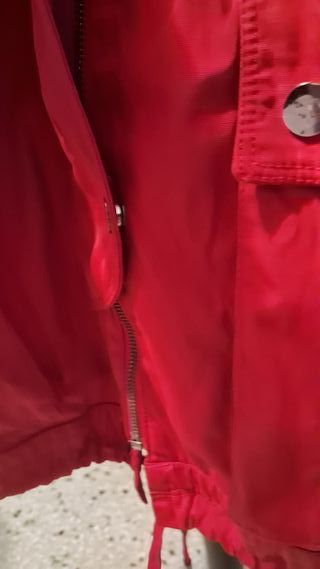 Chaqueta roja con bolsillos