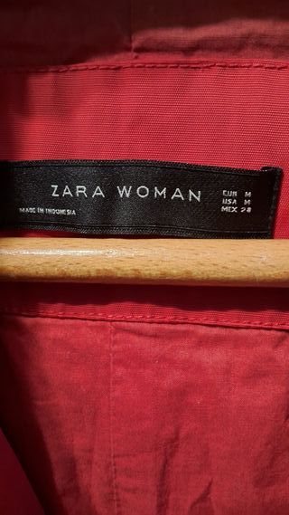 Chaqueta roja con bolsillos