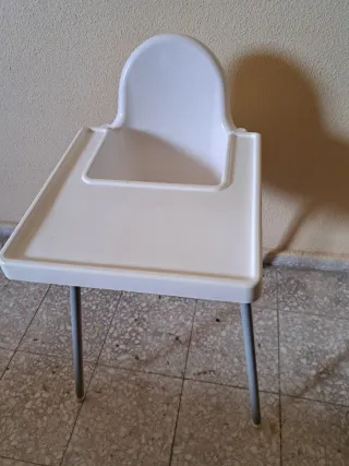 Trona de bebé blanca