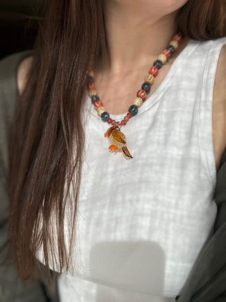 Collar con colgante de pájaro