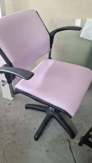 Sillas de oficina rosas y negras